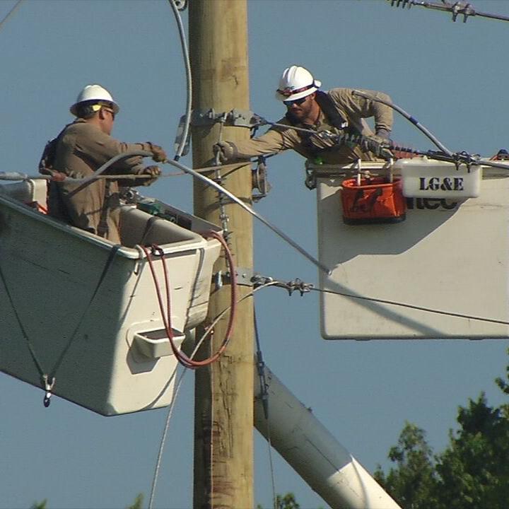 LG&E crews work to restore power Sunday morning